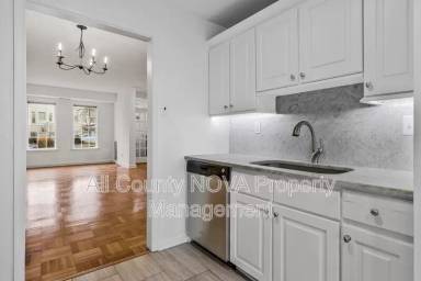 Main picture of 123 E St SE