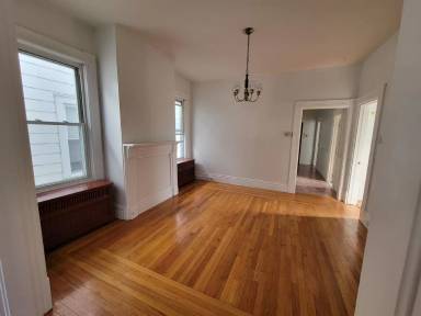 Main picture of 11 Bleeker Ave