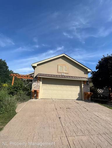 Main picture of 15532 Potter St