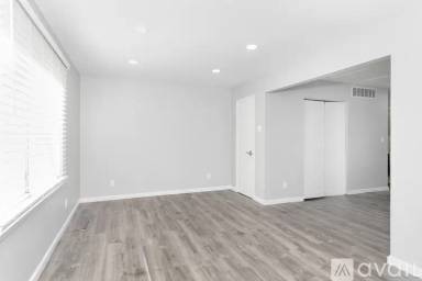 Main picture of 127 E Hazelhurst St