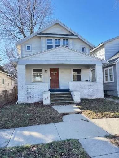 Main picture of 330 E Lake St