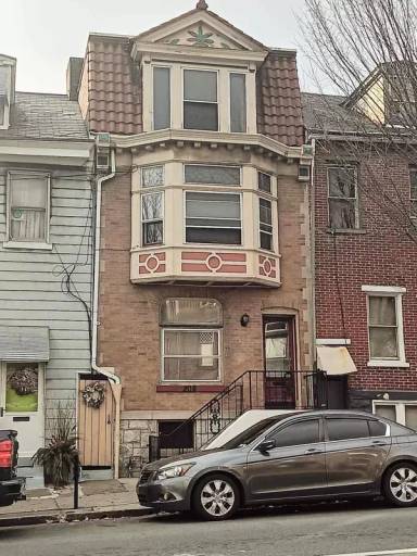 Main picture of 208 N 7th St