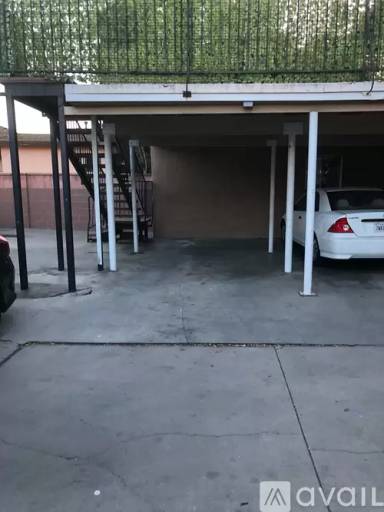 Main picture of 4715 1/2 E 60th St