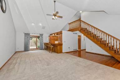 Main picture of 131 W Fifth St