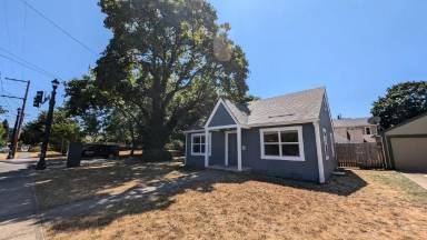 Main picture of 574 E Main St