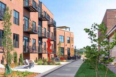 Main picture of 440 E 8th St