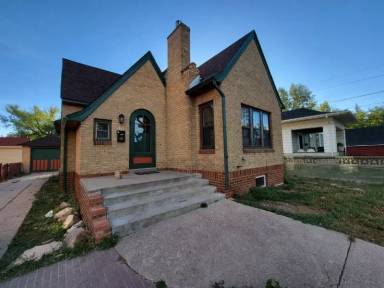 Main picture of 2817 Pioneer Ave