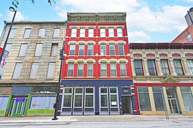 Main picture of 323 W 5th St
