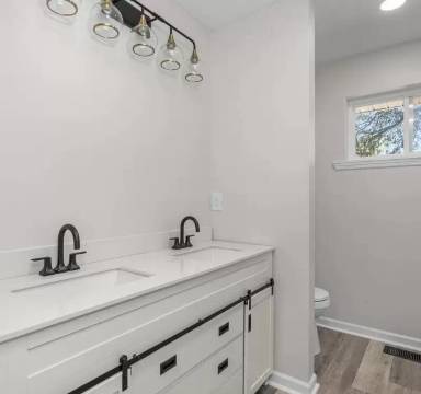 Main picture of 2019 Oak Dr