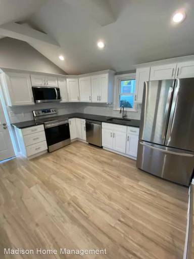 Main picture of 115 W 2nd St