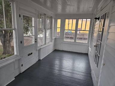 Main picture of 733 N Main St