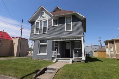 Main picture of 136 1/2 S 9th St