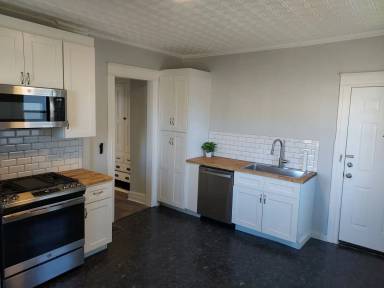 Main picture of 487 Alexander St