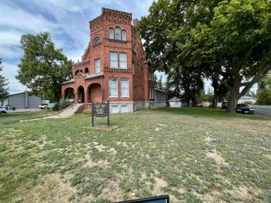 Main picture of 623 E Lake St