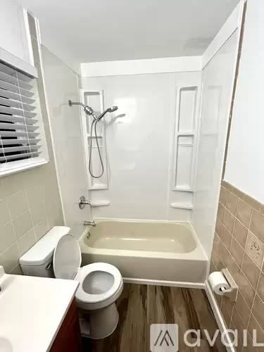 Main picture of 370 E 40th St