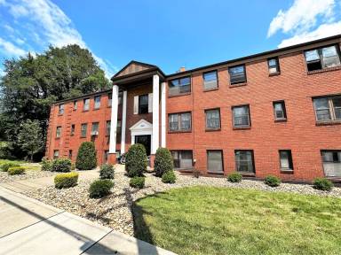 Main picture of 824 Perry Hwy