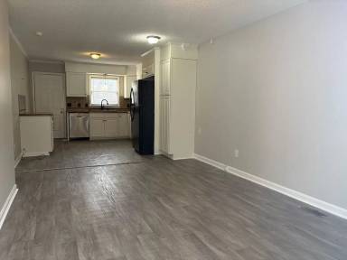Main picture of 832 Cummins St