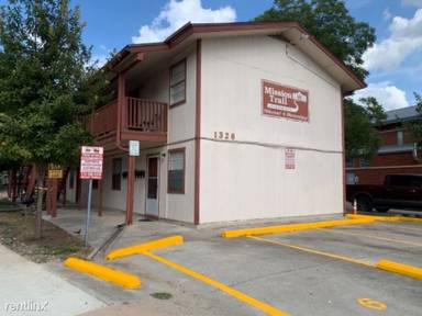 Main picture of 1326 S Saint Marys St