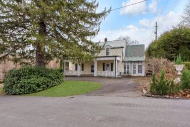 Main picture of 209 W 1st St