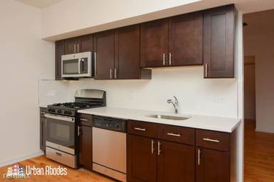 Main picture of 1555 N Mohawk St