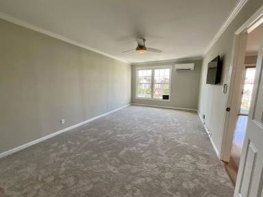 Main picture of 259 E Bay St