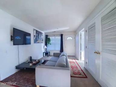 Main picture of 889 Green St