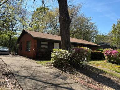 Main picture of 1814 Pinecrest Dr