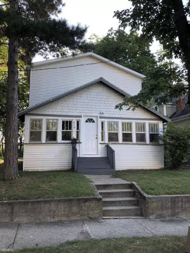 Main picture of 411 Eldred St