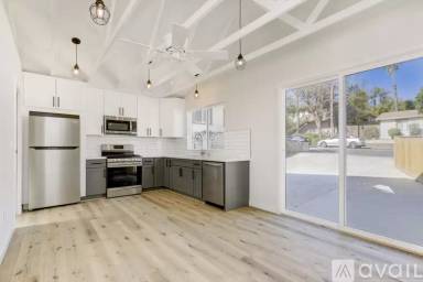 Main picture of 230 N Citrus Ave