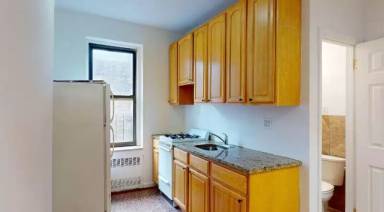 Main picture of 204 E 76th St