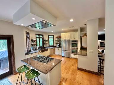 Main picture of 10 Clearview Ln