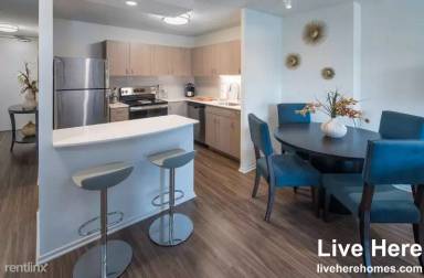 Main picture of Elm Street Plaza