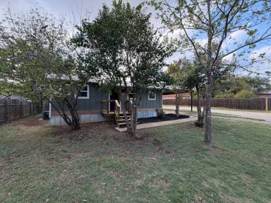 Main picture of 909 Hackberry St
