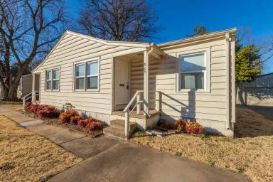 Main picture of 923 E 37th Pl