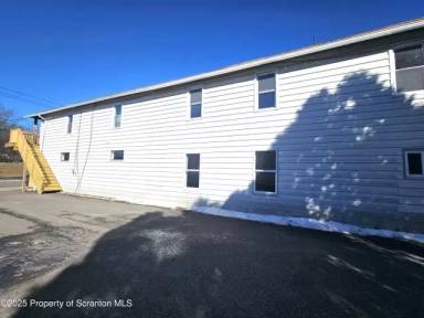 Main picture of 125 River St