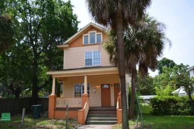 Main picture of 505 W Victory Dr