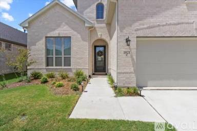Main picture of 1009 Queens Lake Trl