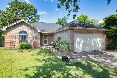 Main picture of 2241 Prytania Cir
