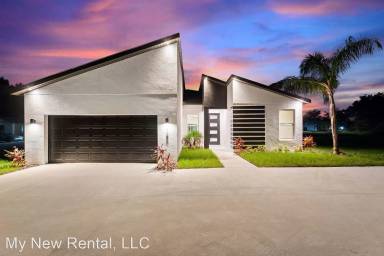Main picture of 700 Desmoines Dr