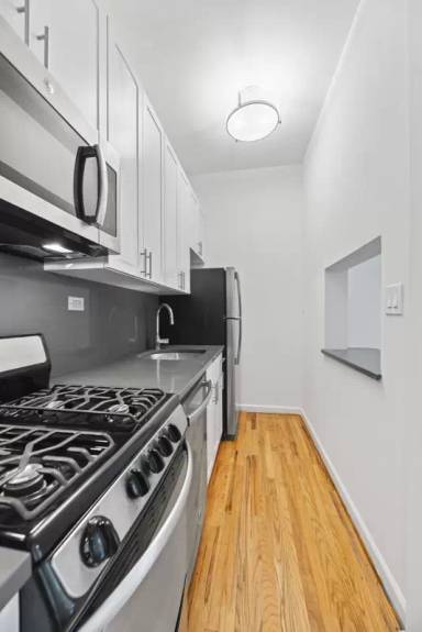 Main picture of 414 E 84th St