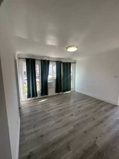Main picture of 1815 S La Brea Ave