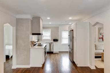 Main picture of 8472 Colgate St