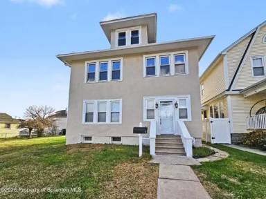 Main picture of 852 N Rebecca Ave
