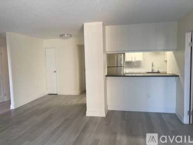 Main picture of 1000 Galapago St