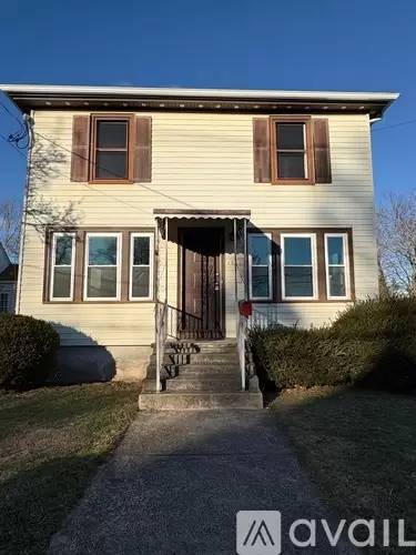Main picture of 121 School St
