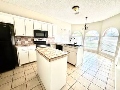 Main picture of 402 Juneau Ave
