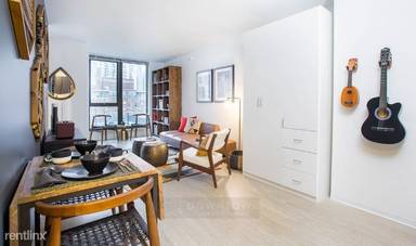 Main picture of 152 W Superior St