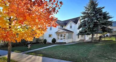Main picture of 210 E Tenth St