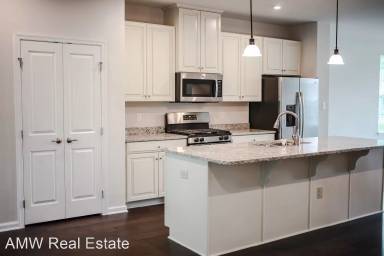 Main picture of 100 McCormick Pl