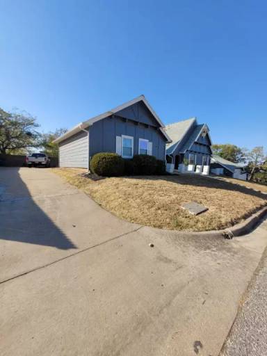 Main picture of 6008 S Oswego Ave